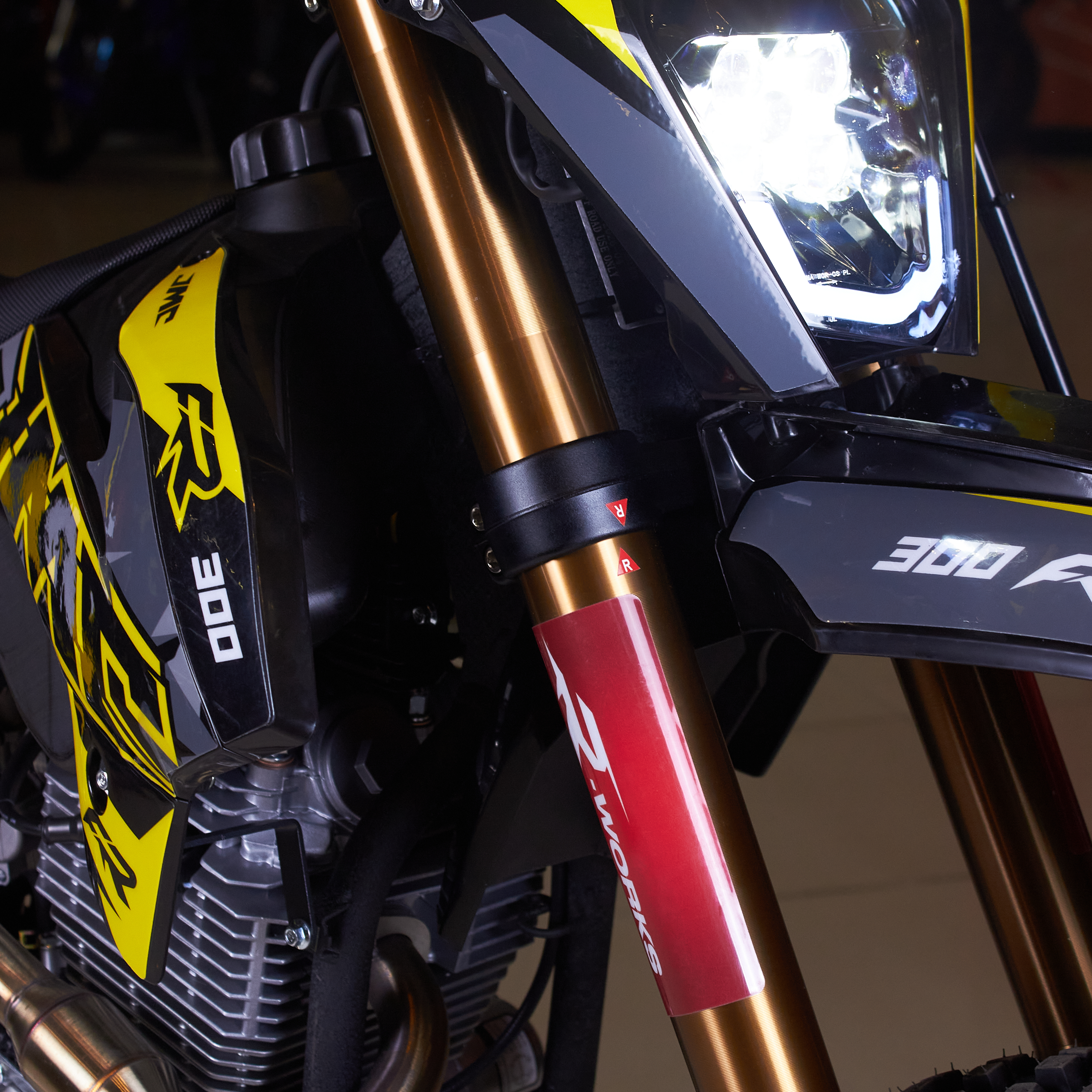 f12187584